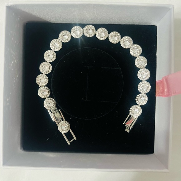 ❤️ Beautiful Swarovski’s Angelic Bracelet. - Picture 2 of 3